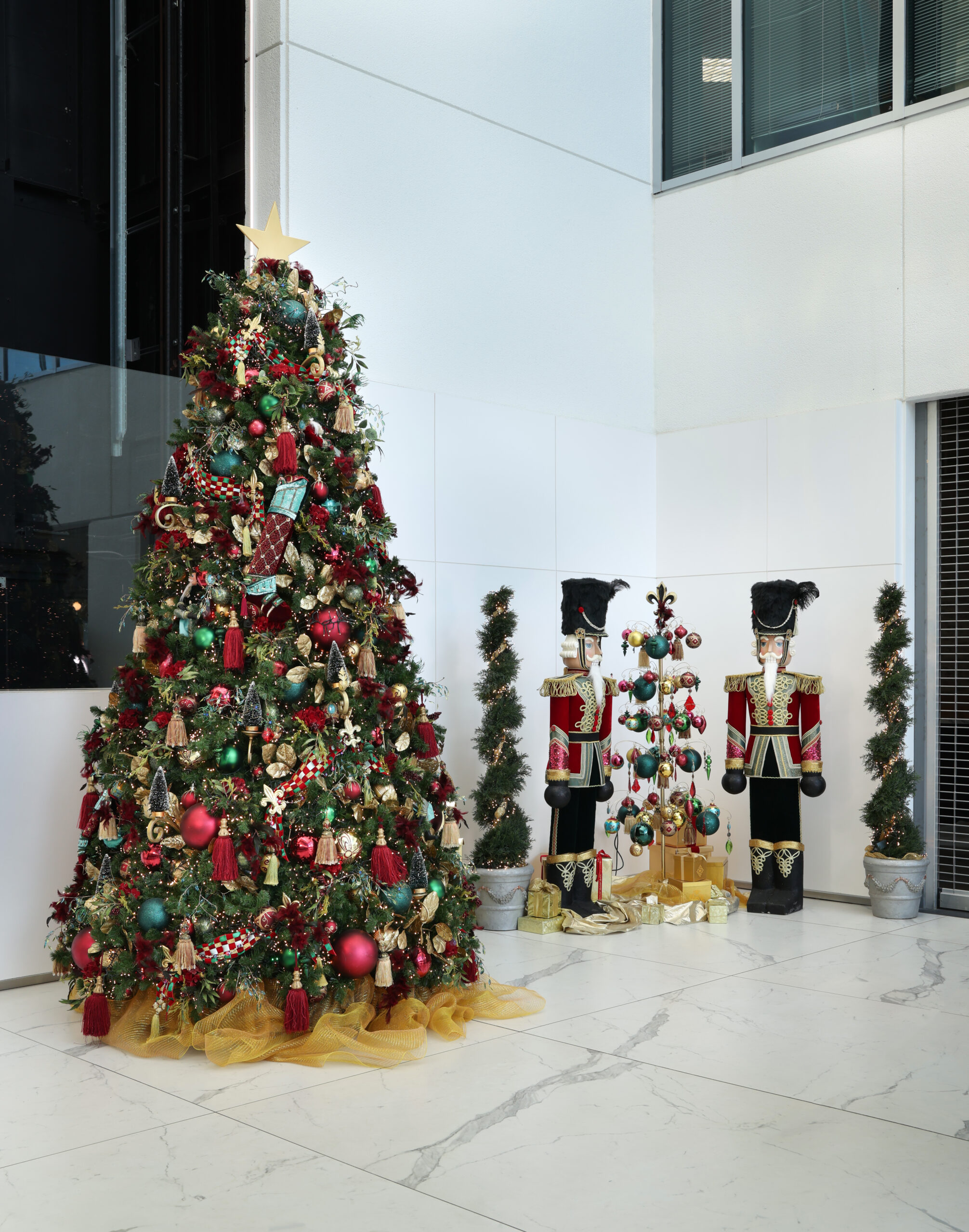 Tropex-2_821A3052 – SCCtr -12′ Burg & Teal Nutcracker Mark Jones